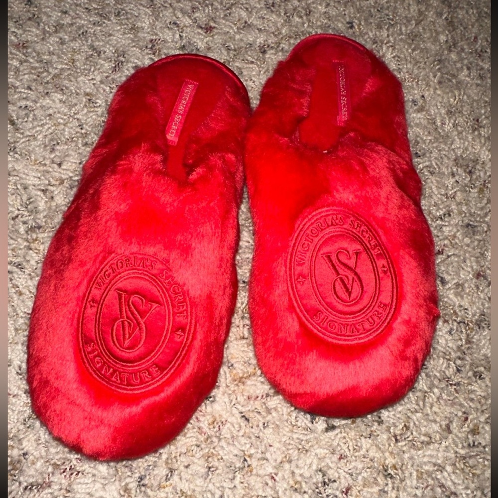 NWT VS lipstick red slippers size large ❤️ 💋 👄